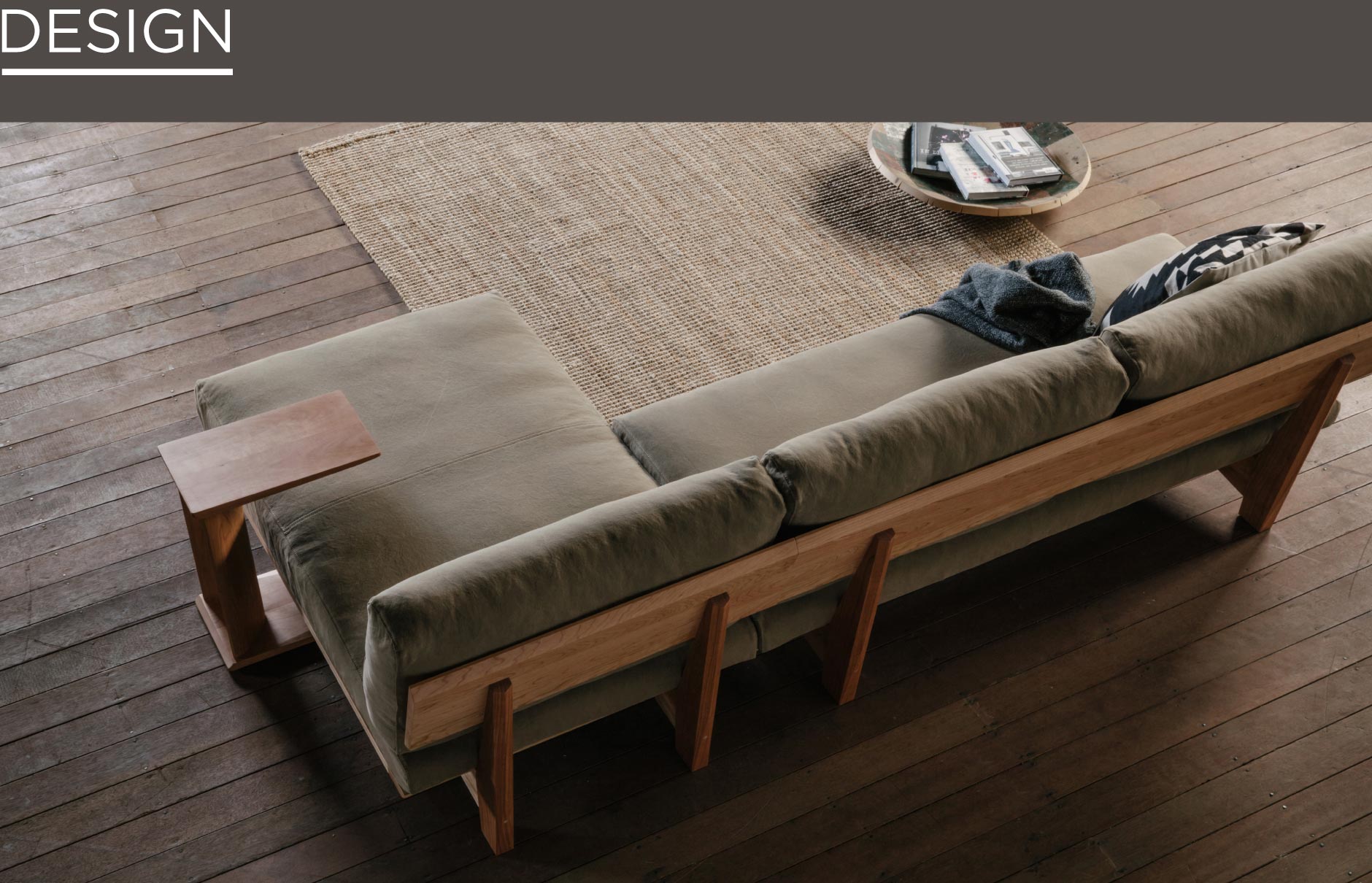 SOLID横浜の家具の中でも大人気のカウチソファ。シャープなフレームに分厚いクッションでアームレスでも高級感が生まれます。