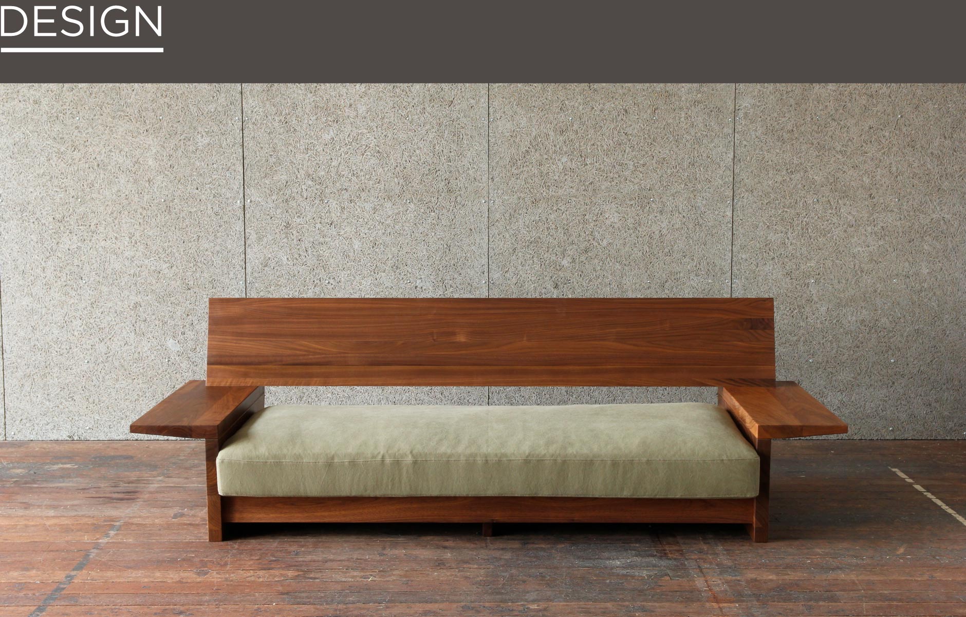 無垢家具ブランドSOLID横浜店の木製ソファ。天然木を贅沢に使用したフレームで高級感漂うリビングシーンを生み出します。